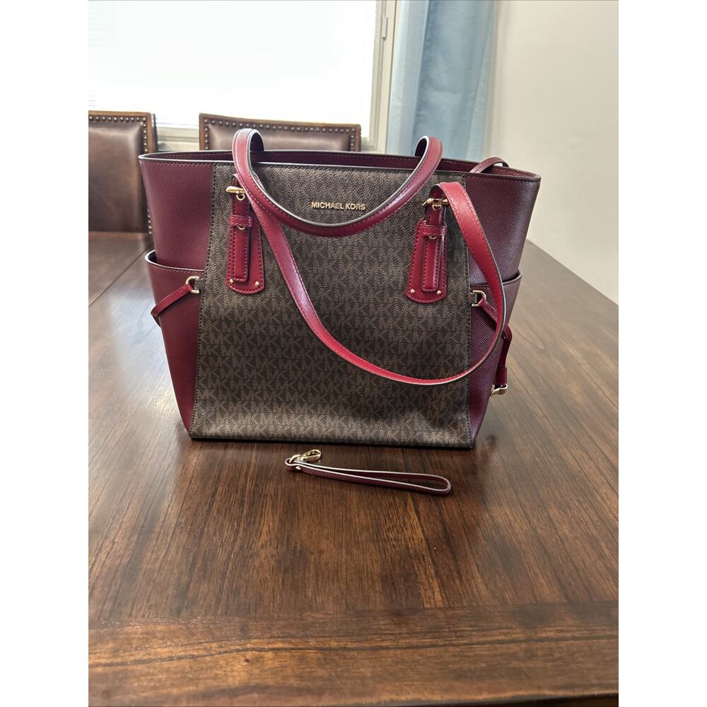 MICHAEL KORS VOYAGER EAST WEST LOGO SIGNATURE TOTE BAG Burgundy Brown
